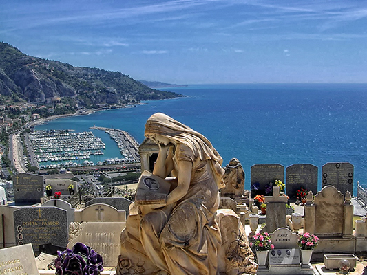 Click for photo in separate window le-cimetiere-du-vieux-chateau.jpg