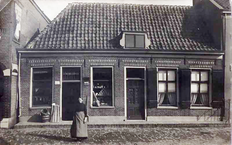 christina-middelhoven-bos_voor_haar_winkel_in_huishoudelijke_artikelen.jpg