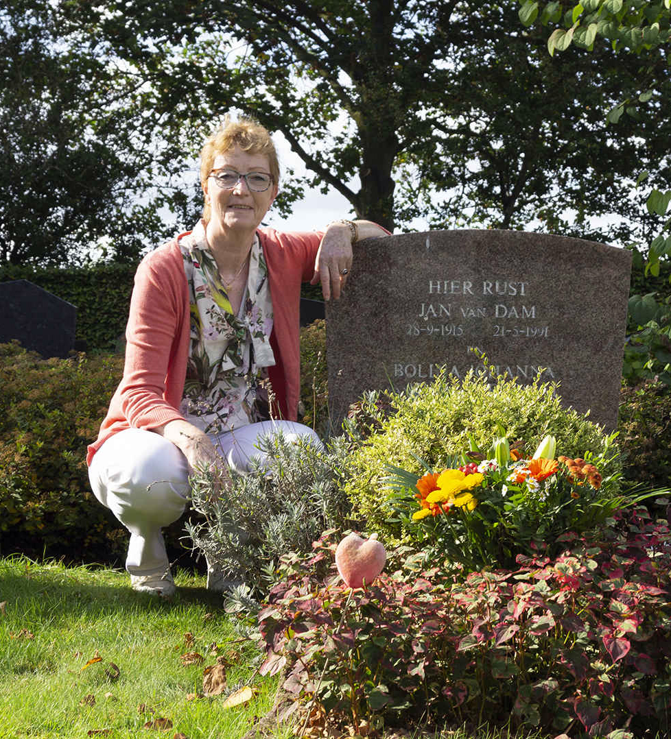 ina_verwaal_graf_ouders_2021.jpg
