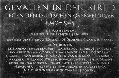 Klik voor foto in apart venster aula-gedenksteen.jpg