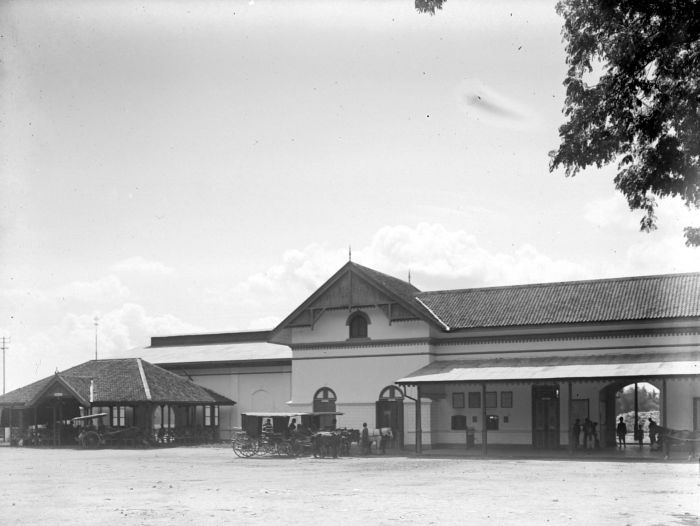 Klik voor foto in apart venster spoorwegstation__n.i.s.__klaten__midden-java__nederlands-indië.jpg