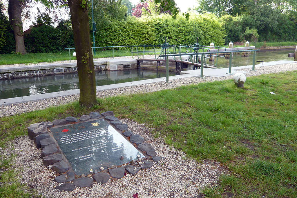 Klik voor foto in apart venster gedenksteen_albert_van_de_scheur_en_gijs_numan_apeldoorn_kanaal.jpg