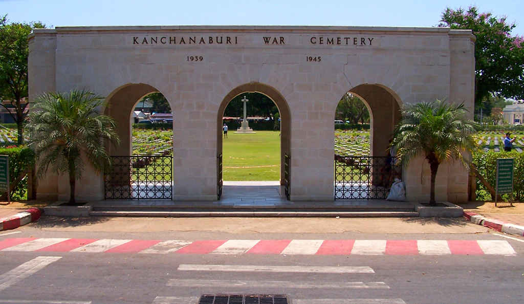 Klik voor foto in apart venster kanchanaburi_war_cemetery__thailand.jpg