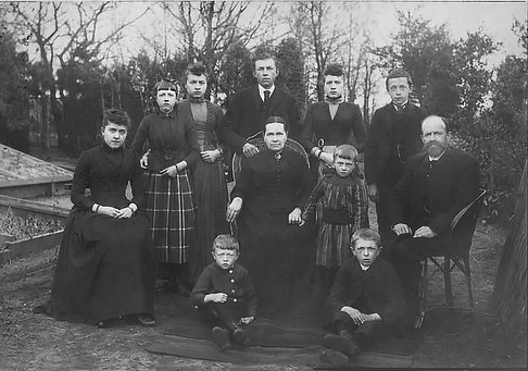Klik voor foto in apart venster gezin_van_johannes_josephus_jurrissen___eva_alida_rietveld-jaar_april_1890.jpg