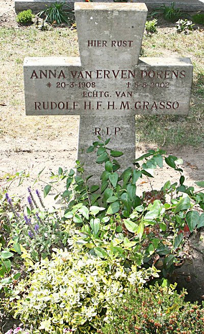 Klik voor foto in apart venster anna_m.e._van_erven_dorens__1908-2002_.jpg