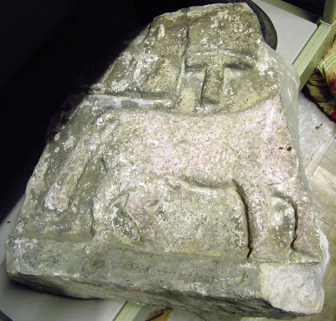 Klik voor foto in apart venster shrine_stone_2.jpg