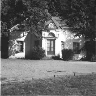 Klik voor foto in apart venster het_buitenhuis_van_de_familie_nederburgh__op_sonsbeek__de_latere_theeschenker.jpg