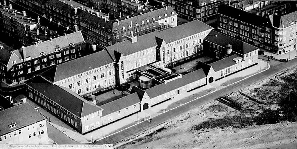 Klik voor foto in apart venster diaconieweeshuis_der_hervormde_gemeente_volkerakstraat_59_te_amsterdam.jpg
